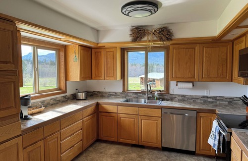 Grantsdale Cabin | Como View Cabin - 2 bedroom cabin, epic views, close to fishing access, sleeps 4