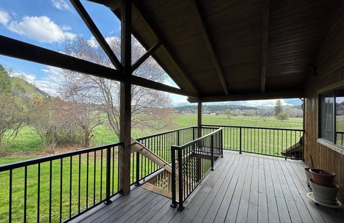 Grantsdale Cabin | Como View Cabin - 2 bedroom cabin, epic views, close to fishing access, sleeps 4