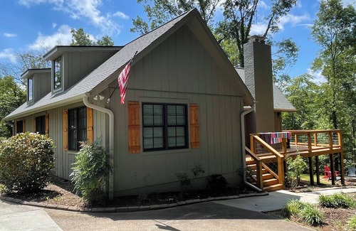 Anderson Cabin | Complete 2025 remodel! Lakefront. Deep Water. Quiet Cove. Convenient to Clemson.