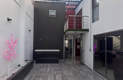 Mineral de la Reforma House | Complete house Paseos de Chavarría 300 M with almost totally roofed spaces.