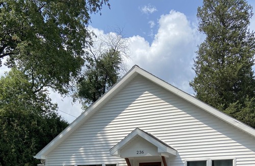 Williams Bay Cottage | Completely REBUILT 2 bed cozy cottage - walk to beach, restaurants and bars