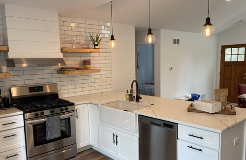 Williams Bay Cottage | Completely REBUILT 2 bed cozy cottage - walk to beach, restaurants and bars