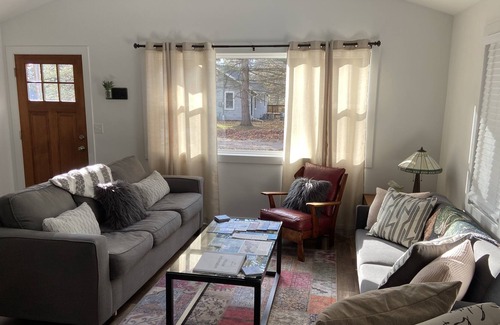 Williams Bay Cottage | Completely REBUILT 2 bed cozy cottage - walk to beach, restaurants and bars