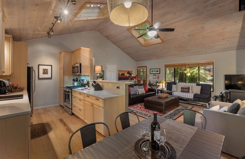 Cazadero Cabin | Complimentary Wine, Spa, Creekside Private Deck, Dog Friendly!