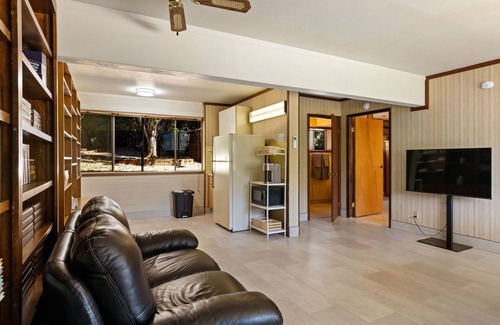 Clear Lake House | Compound by the Lake with Private Pool