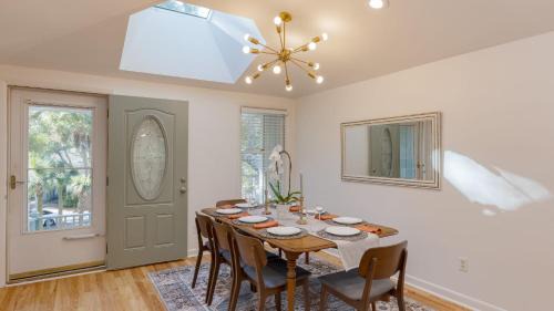 Twin Oaks House | Conch Cottage by AvantStay Walk to Beach Deck Fireplace Outdoor Dining