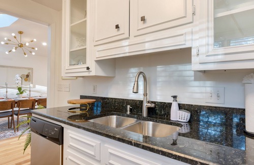 Twin Oaks House | Conch Cottage by AvantStay | Walk to Beach, Deck, Fireplace, Outdoor Dining