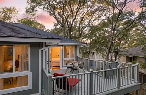 Twin Oaks House | Conch Cottage by AvantStay | Walk to Beach, Deck, Fireplace, Outdoor Dining