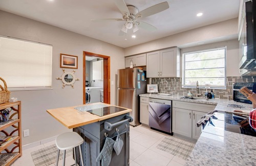 White St. Gallery House | Conch Keys | Private Pool & Outdoor Bar Paradise!