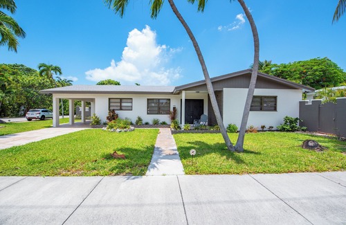 White St. Gallery House | Conch Keys | Private Pool & Outdoor Bar Paradise!