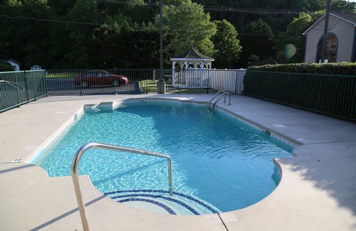 Pigeon Forge Condo | CONDO, 1 Block to Parkway, PRIVATE WiFi , POOL, King Bed, WALK to ISLAND