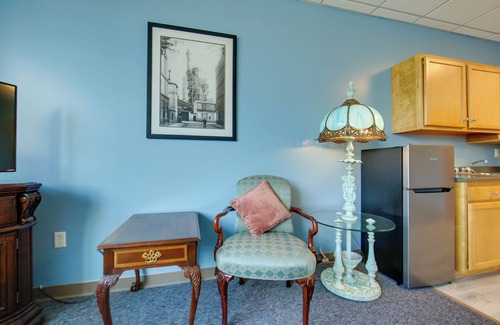 New Kensington Apartment | Conference Center & Pond: New Kensington Apartment