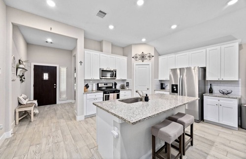 Conroe House | Conroe 3BR Sleeps 12 | Fenced Yard + Garage Games