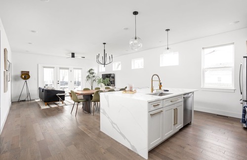 Fountain Square House | Container Pool | Wood Firepit | Chefs Kitchen | Hot Tub | EV Charging | BBQ