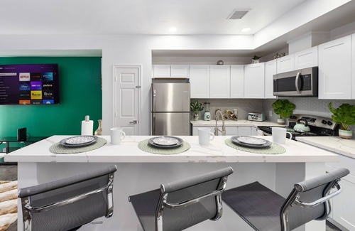 Conroe House | Contemporary-3 Bedroom-Rooftop in the Heart of Downtown Conroe