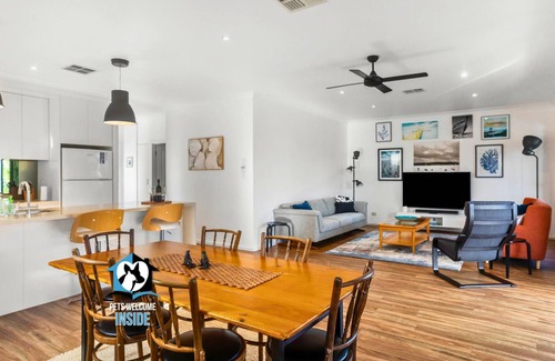 Encounter Bay Cabin | Contemporary Lakeside Stunner – 3 bedrooms & jetty