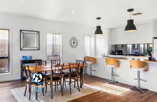 Encounter Bay Cabin | Contemporary Lakeside Stunner – 3 bedrooms & jetty