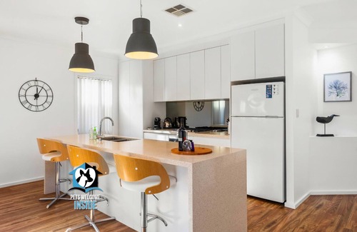 Encounter Bay Cabin | Contemporary Lakeside Stunner – 3 bedrooms & jetty