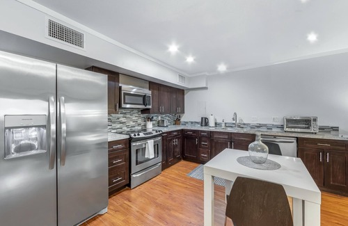 Twin Palms Condo | Contemporary One BDR, Ground Floor Condo, Open Patio, and Walk to Shops