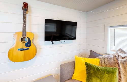 Kimberling City Cottage | Contemporary tiny home with lake view, firepit, & gas grill