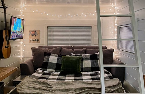 Kimberling City Cottage | Contemporary tiny home with lake view, firepit, & gas grill