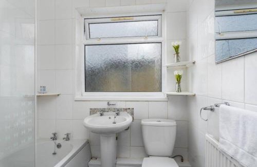 Cwmbrwla Apartment | Contractor Base - Sleeps 5 - Near M4