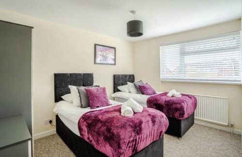 Pontlliw and Tircoed Apartment | Contractor Base - Smart TVs - Free Parking
