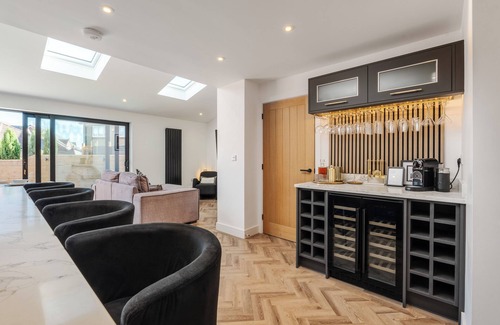 Knotty Ash House | Contractors Welcome | Games Room | 6 Smart TVs | Free Off-Street Parking