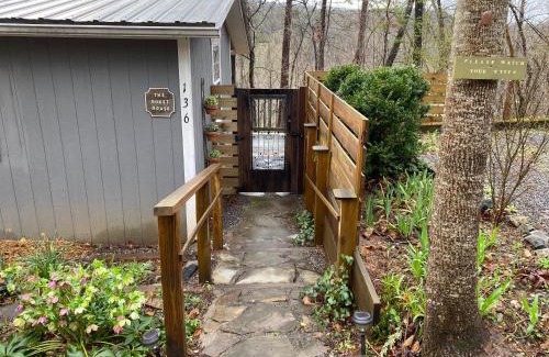 Dahlonega House | Convenient Cottage-Hot Tub, 4 Minutes to Dahlonega
