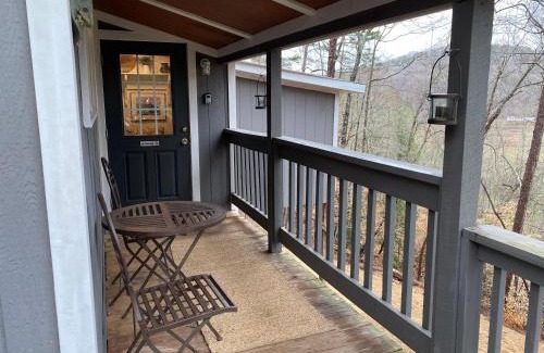 Dahlonega House | Convenient Cottage-Hot Tub, 4 Minutes to Dahlonega