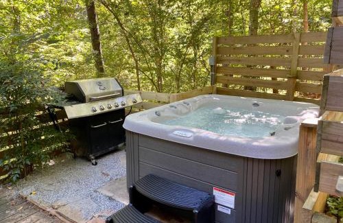 Dahlonega House | Convenient Cottage-Hot Tub, 4 Minutes to Dahlonega