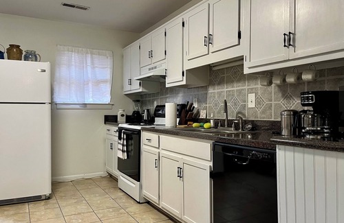 Cullman Apartment | Convenient, curbside Duplex close to Cullman businesses and restaurants!