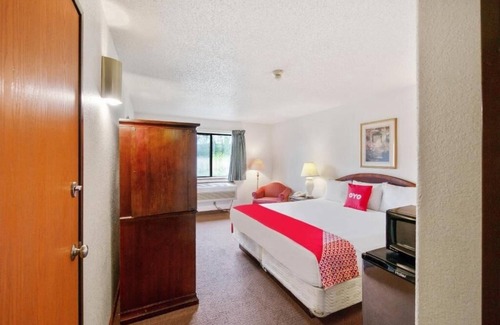 Portage Hotel | Convenient Location Near Lake Michigan Beaches + State Park Trails