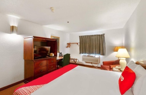 Portage Hotel | Convenient Location Near Lake Michigan Beaches + State Park Trails