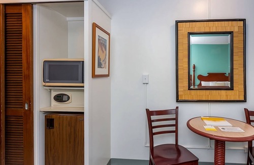 Ala Moana House | Convenient Stay in Hawaii! Onsite Pool, Pets Allowed, Close to Ala Wai Promenade