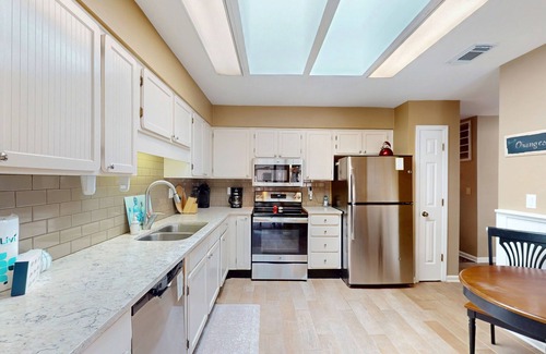 Shipyard Plantation Condo | Conveniently Located Condo w/Shared Pool/Tennis Court, Private W/D, Free WiFi