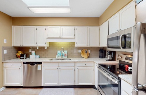 Shipyard Plantation Condo | Conveniently Located Condo w/Shared Pool/Tennis Court, Private W/D, Free WiFi