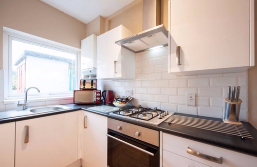 Hinckley House | Conveniently located House With off road parking