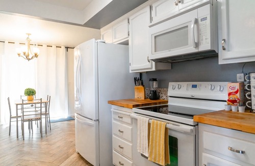 Modesto House | Conveniently located: Shopping, restaurants and best location for travel nurses!