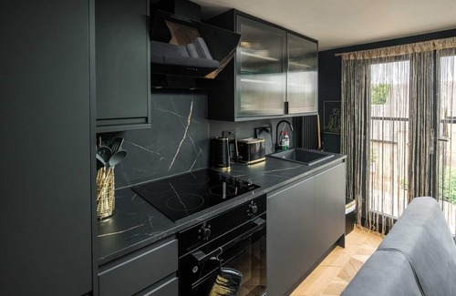 Newham Apartment | Converted Cosy 1BD Self-Contained Studio for 3