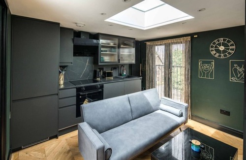 Newham Apartment | Converted Cosy 1BD Self-Contained Studio for 3