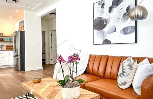 San Anselmo Apartment | Cool and Classy Steps to Downtown