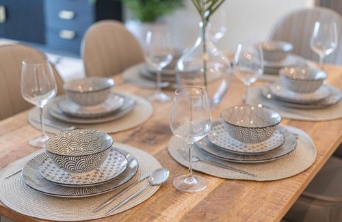 Bur Dubai Apartment | Cool Space for 6, Close To The Metro!