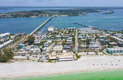 Bradenton Beach Apartment | Coquina Reef 12