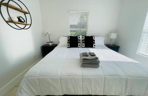 Flagami House | Coral Gables Home with POOL Near Airport. King beds