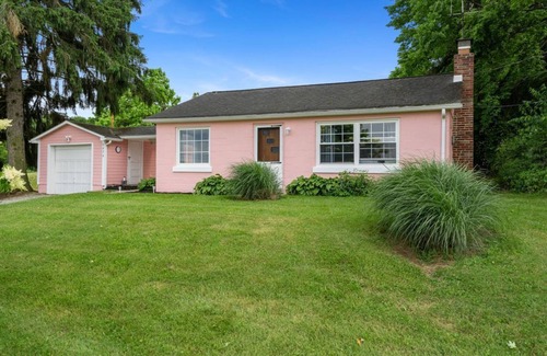 Perrysville Cottage | Corky's - Sleeps 8/Hot tub/Golf views in the heart of Mohican State Park!