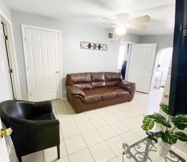 El Paso Apartment | Corner Gem Near Yarbrough Zaragoza I10 unit 1
