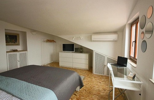 Bale House | Corner Stone House