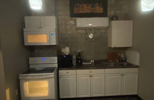 McComb Apartment | Corp/Executive SHORT TERMnBeautiful 1940;s Art Deco NEHI bottling GATED PARKING