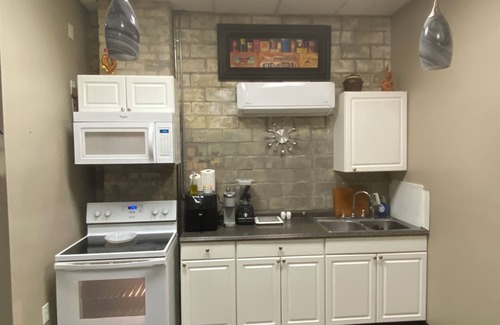 McComb Apartment | Corp/Executive SHORT TERMnBeautiful 1940;s Art Deco NEHI bottling GATED PARKING